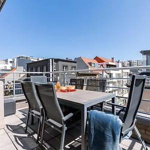 centrally-located-apartment-with-sunny-terrace.bruges-hotels.info/